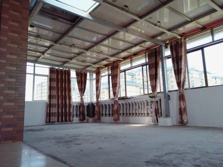 還在裝傳統(tǒng)陽光房？太傻了！如今大家都裝這個，美觀、環(huán)保還能賺錢！