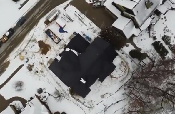 美國德州大雪斷電，一度電65元！裝了特斯拉光伏屋頂?shù)娜诵α耍。ǜ揭曨l）